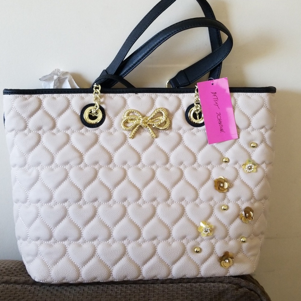Betsey Johnson large e/w tote quilted hearts